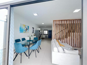 Azure 4 Bedrooms Haven Retreat: Where Tranquility Meets Turquoise Waters, Flic en Flac Mauritius